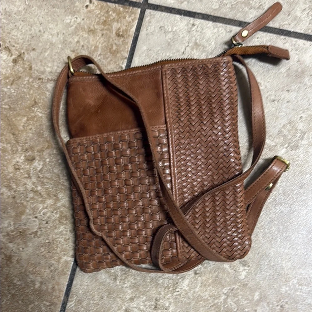 Classic Brown Leather Messenger Bag with Adjustable Strap